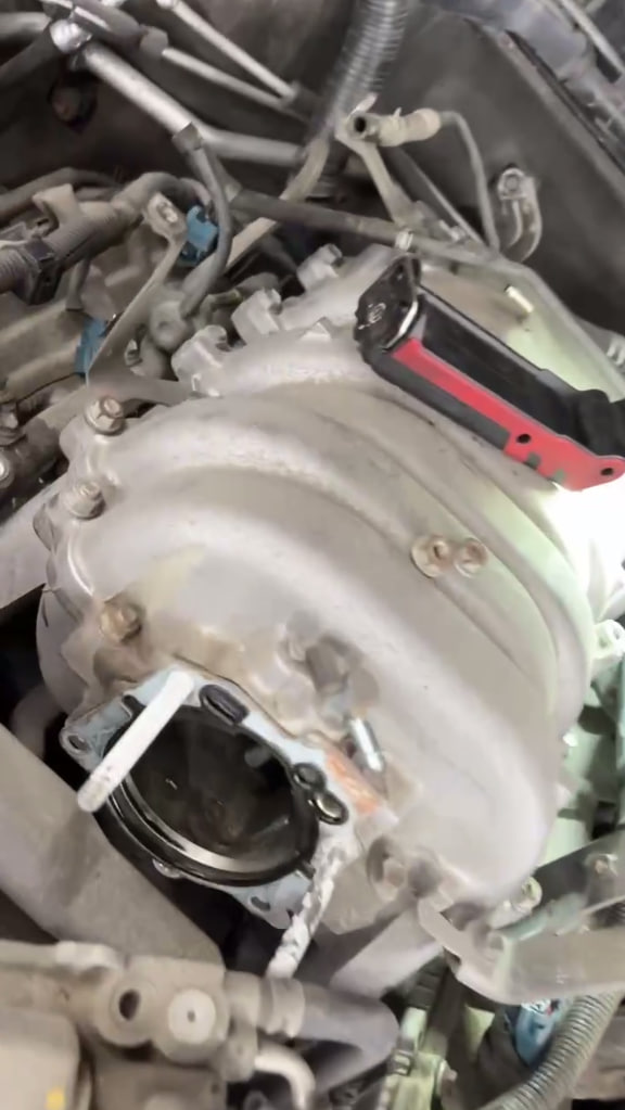 Toyota Land Cruiser 100 Замена резиновых уплотнителей форсунок Тойота Ленд Крузер 100