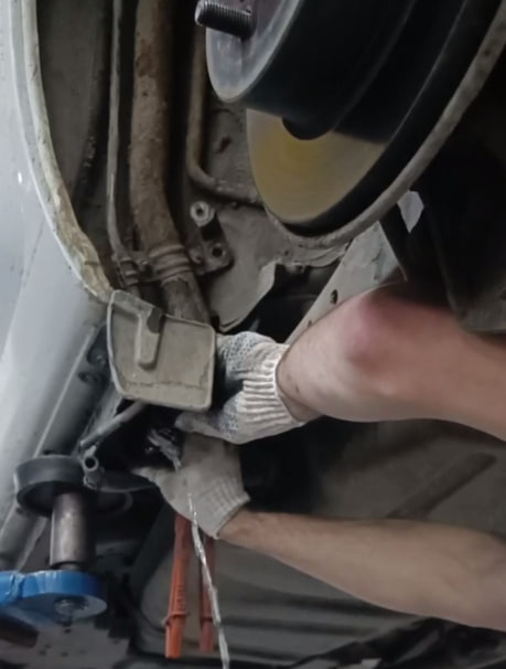 Замена горловины топливного бака на Toyota RAV4