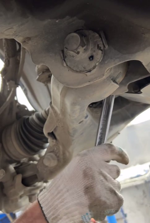 Смазка сход-развальных болтов на Toyota Land Cruiser 200 Тойота Лэнд Крузер 200